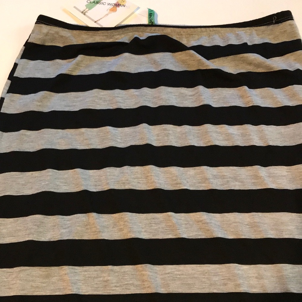 Lightweight Black & Gray Striped skirt - Picture 3 of 7
